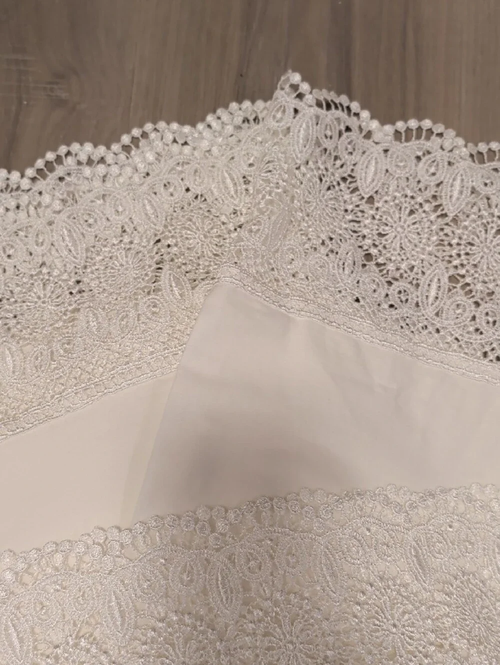 Hillcrest- 2 Elegant Lace Trim Pillowcases 1 Flat Sheet Full Size- White
